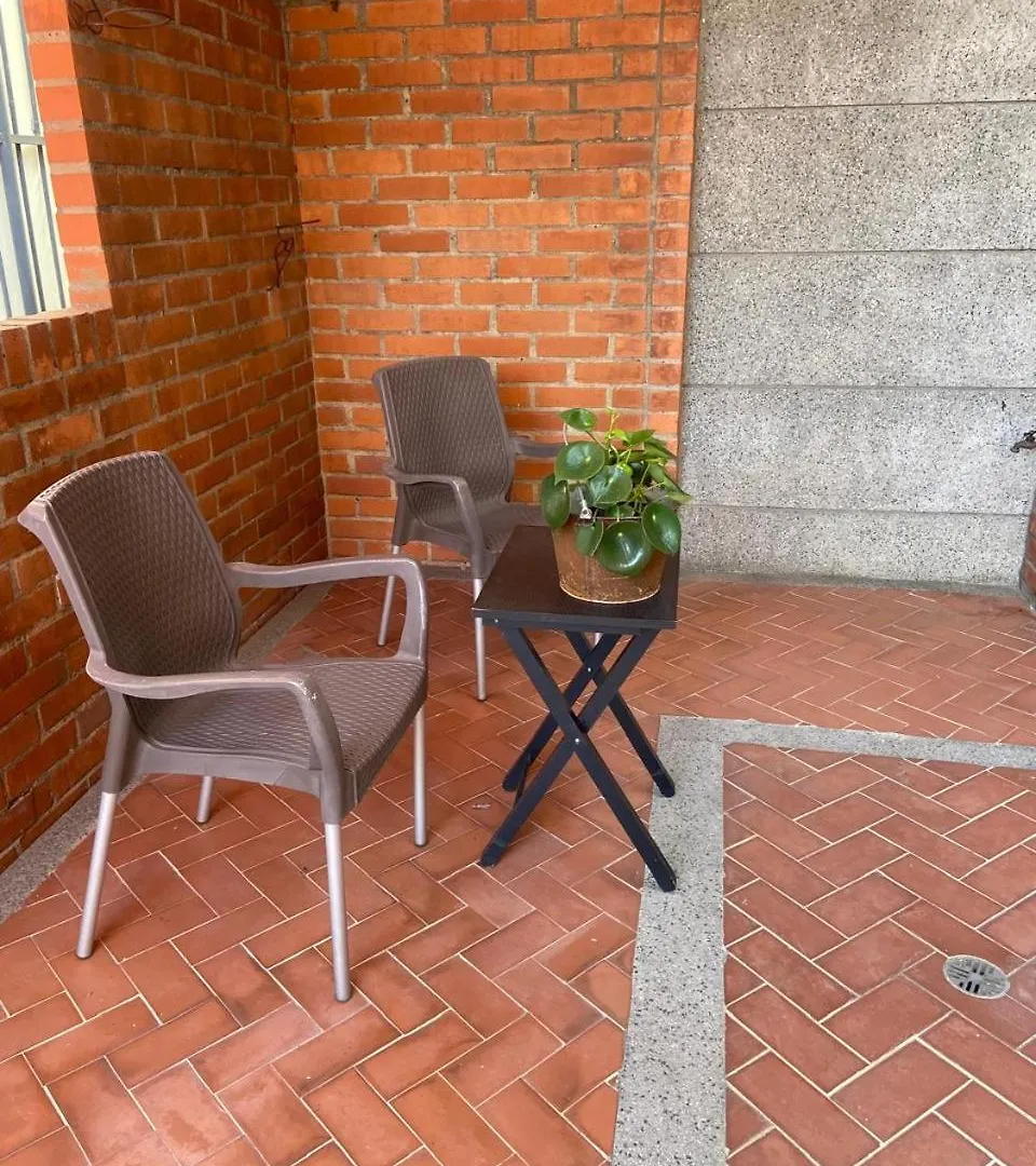 Apartamento Ciudad Jardin Cali Bed & Breakfast